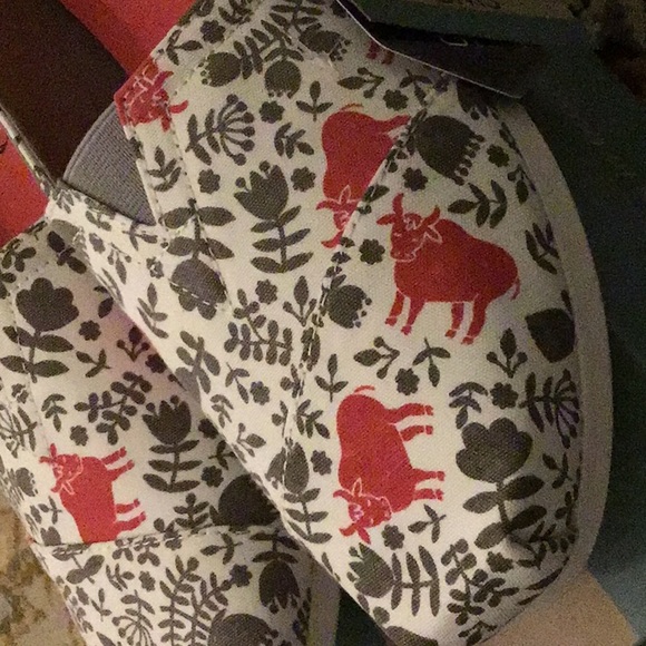 Toms ox red, grey and white design - Picture 2 of 4